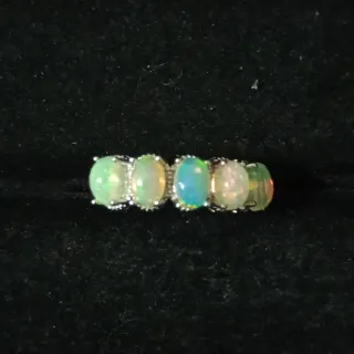 Anillo de plata con múltiples cuentas de ópalo