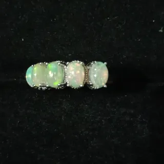 Anillo de plata con múltiples cuentas de ópalo