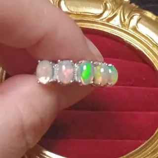 Anillo de plata con múltiples cuentas de ópalo