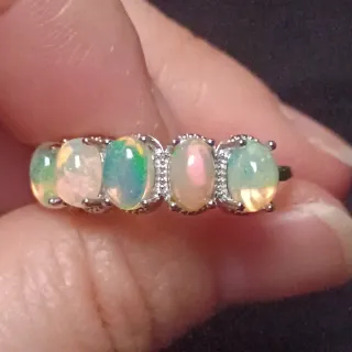 Anillo de plata con múltiples cuentas de ópalo