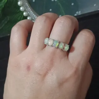 Anillo de plata con múltiples cuentas de ópalo