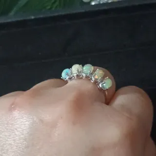 Anillo de plata con múltiples cuentas de ópalo
