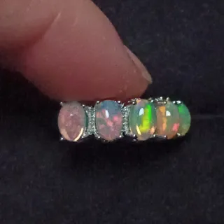 Anillo de plata con múltiples cuentas de ópalo