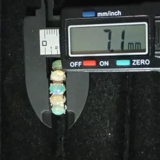 Anillo de plata con múltiples cuentas de ópalo