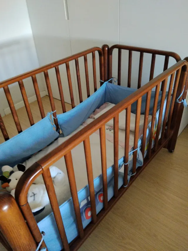 Cuna de madera maciza vintage