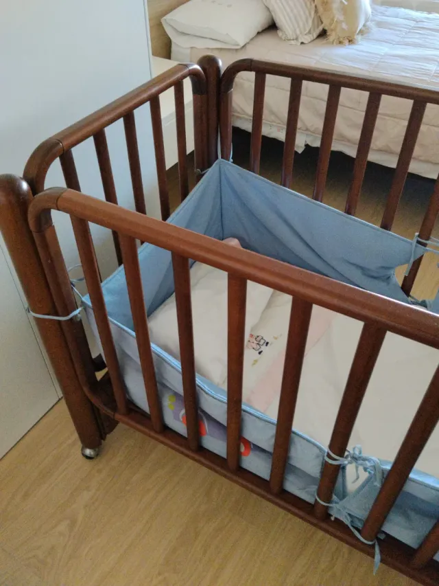 Cuna de madera maciza vintage