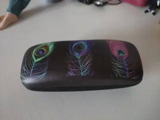 Funda de gafas con plumas de pavo real