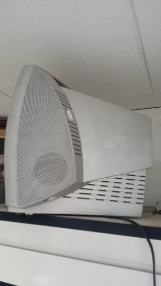 Televisor Philips pequeño gris