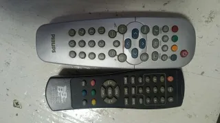 Televisor Philips pequeño gris