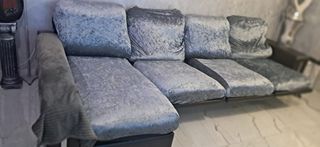 Sofá chaise longue gris con funda