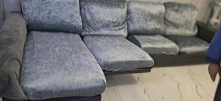 Sofá chaise longue gris con funda
