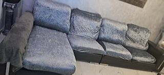 Sofá chaise longue gris con funda