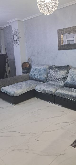 Sofá chaise longue gris con funda
