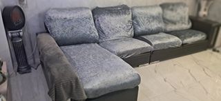 Sofá chaise longue gris con funda