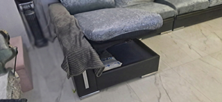 Sofá chaise longue gris con funda