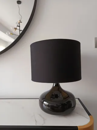 Lámpara de mesa moderna con base cerámica.