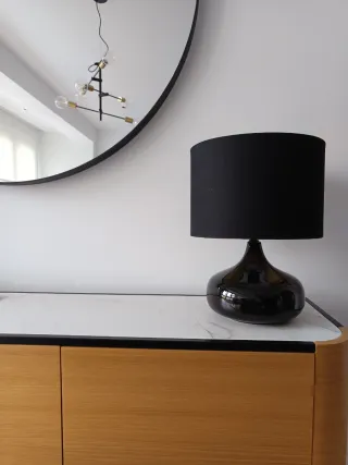 Lámpara de mesa moderna con base cerámica.