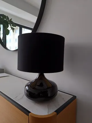 Lámpara de mesa moderna con base cerámica.