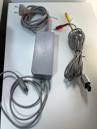 Nintendo Wii Blanca con cables sin mando.