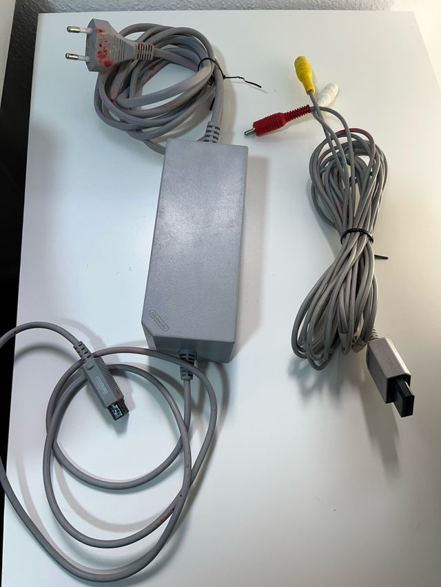 Nintendo Wii Blanca con cables sin mando.