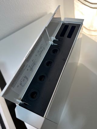 Nintendo Wii Blanca con cables sin mando.