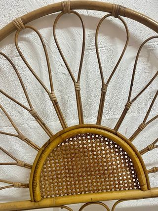 Un Cabecero de mimbre para cama de 90.