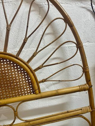 Un Cabecero de mimbre para cama de 90.