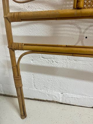 Un Cabecero de mimbre para cama de 90.