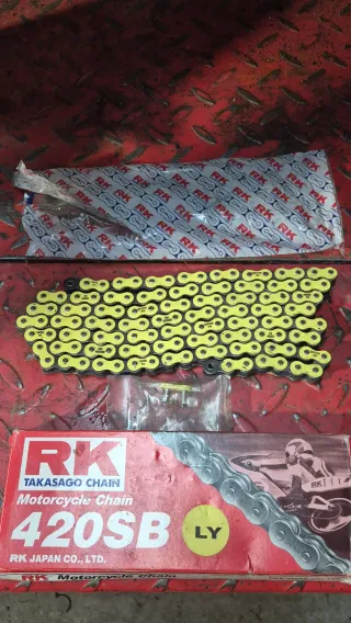 Cadena Moto RK 420SB 130 Eslabones Amarilla