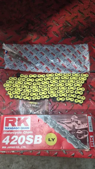 Cadena Moto RK 420SB 130 Eslabones Amarilla