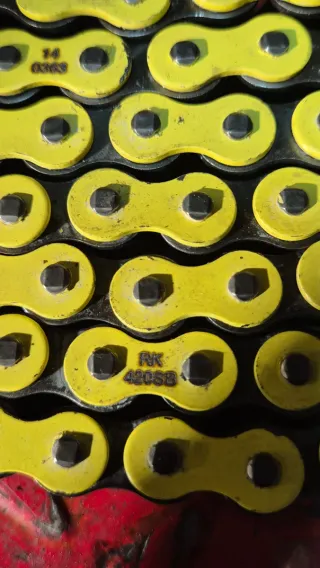 Cadena Moto RK 420SB 130 Eslabones Amarilla