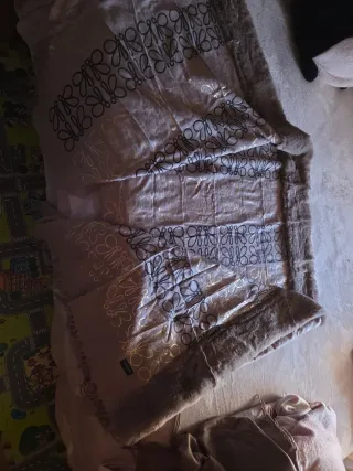 Pasmina beige con pelito en cuello y estampado