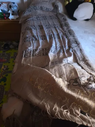 Pasmina beige con pelito en cuello y estampado