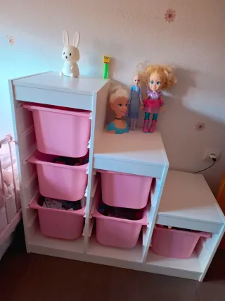 Mueble organizador de juguetes escalonado