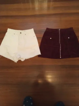 Pantalón blanco y falda granate