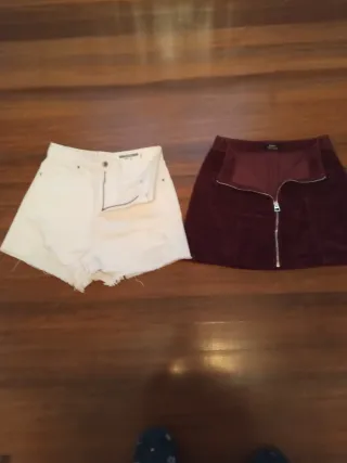 Pantalón blanco y falda granate