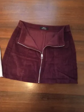 Pantalón blanco y falda granate