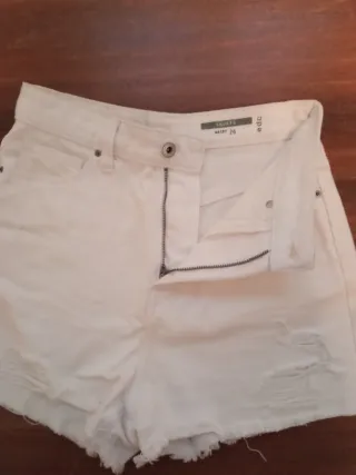 Pantalón blanco y falda granate
