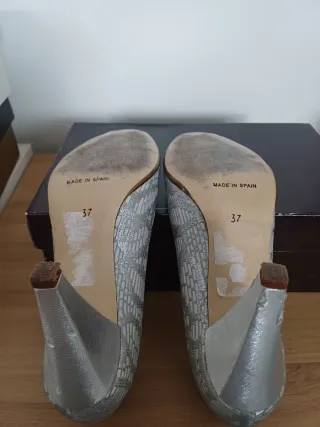 Zapatos de salón plateados