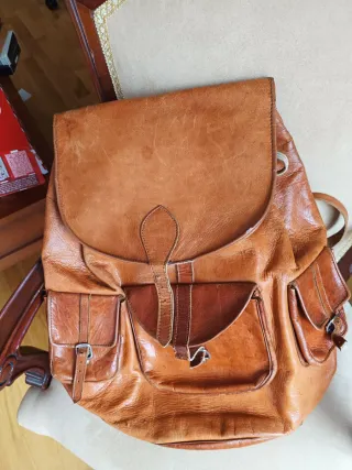 Preciosa mochila de piel grande.4