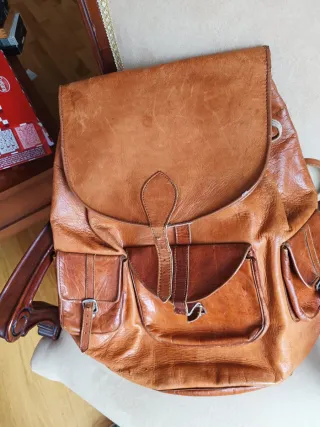 Preciosa mochila de piel grande.4