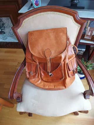 Preciosa mochila de piel grande.4