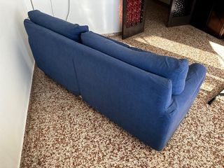 Sofá azul de 2 plazas
