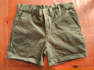 Pantalones cortos verde oliva, rosa y camisas