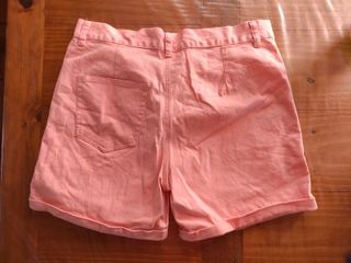 Pantalones cortos verde oliva, rosa y camisas