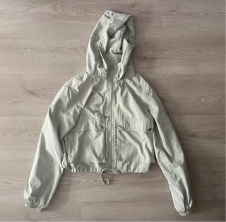 Chaqueta fina verde menta con capucha