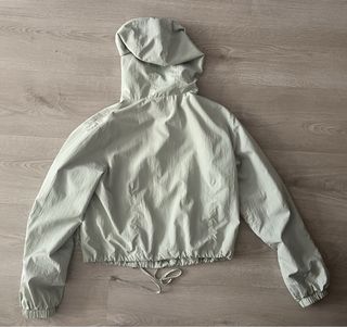 Chaqueta fina verde menta con capucha