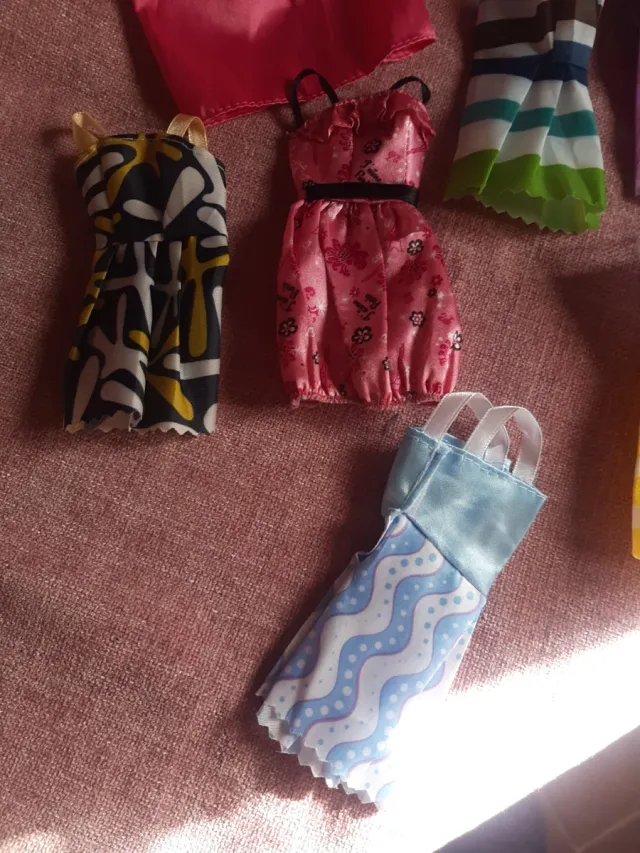 Lote vestidos muñecas