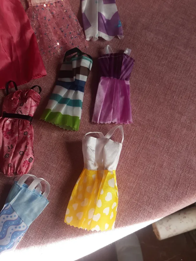 Lote vestidos muñecas