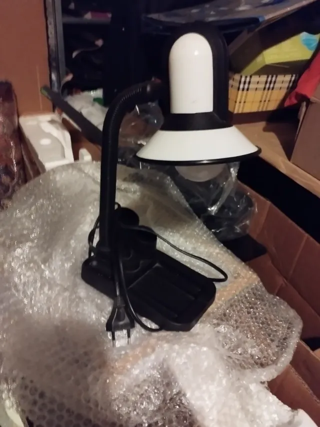 Lampada da tavolo flessibile nera e bianca